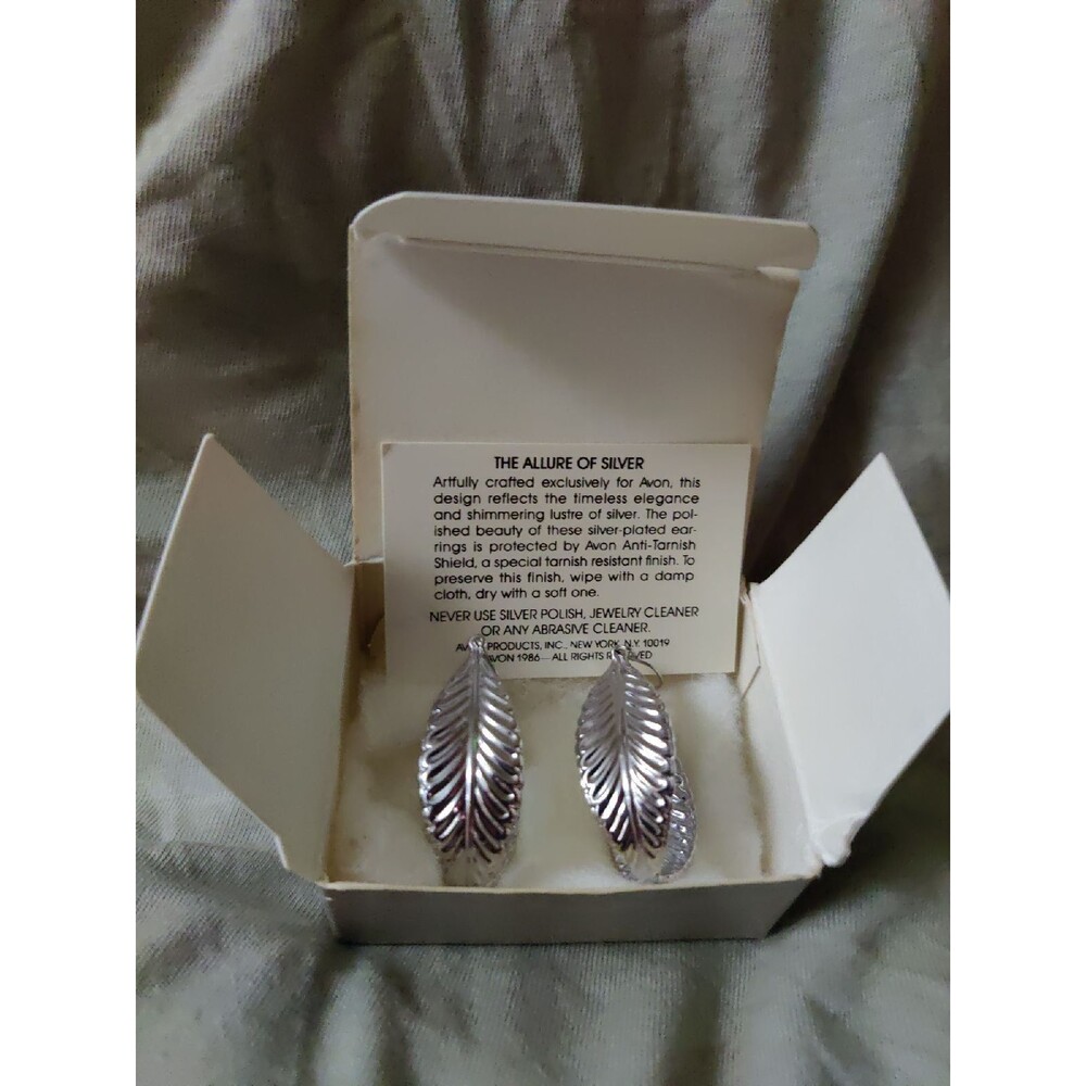 Vintage Avon Graceful Leaves hoop earrin